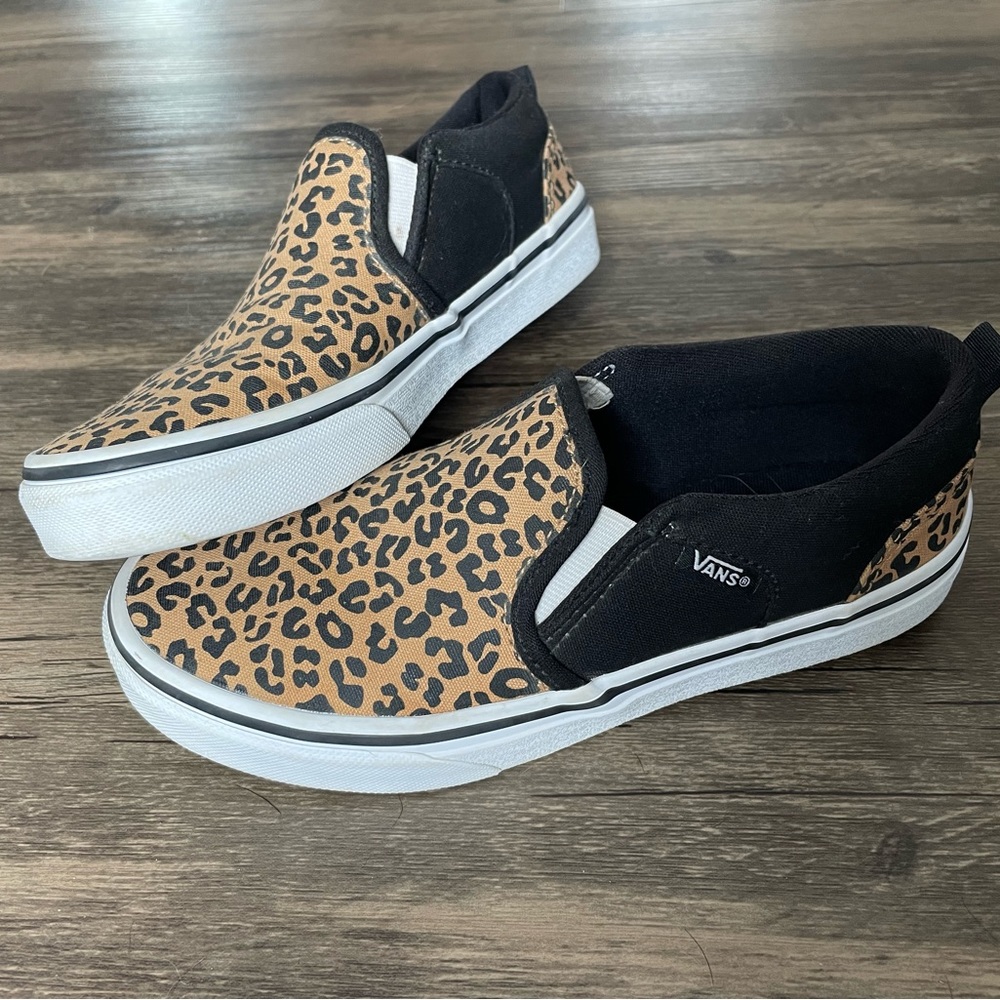 Kids vans slip on, cheetah print, size 3.